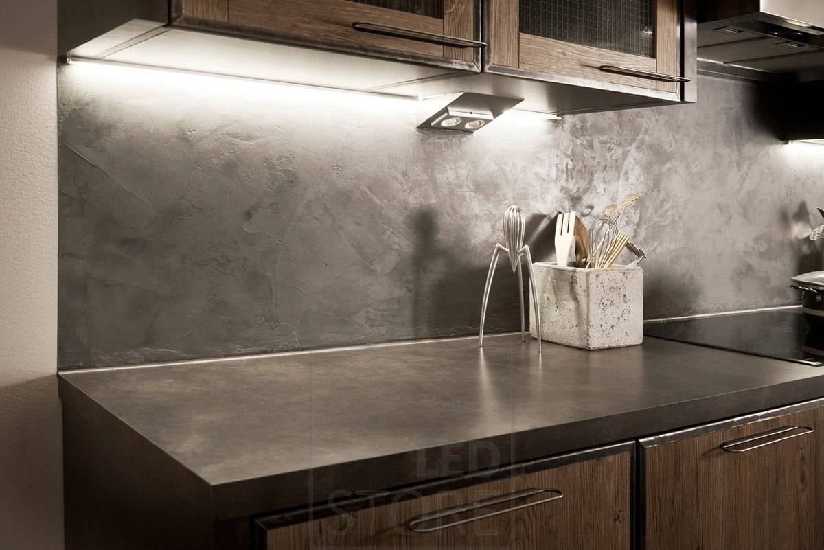 Küchenarbeitsplattenbeleuchtung mit LED-Leiste im Eckprofil. Ledstore.fi