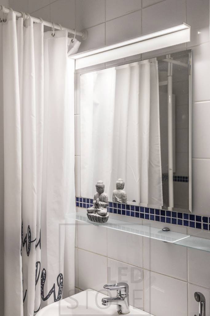 Blade Wandleuchte im Badezimmer, die den Spiegel und das Gesicht beleuchtet. Ledstore.fi