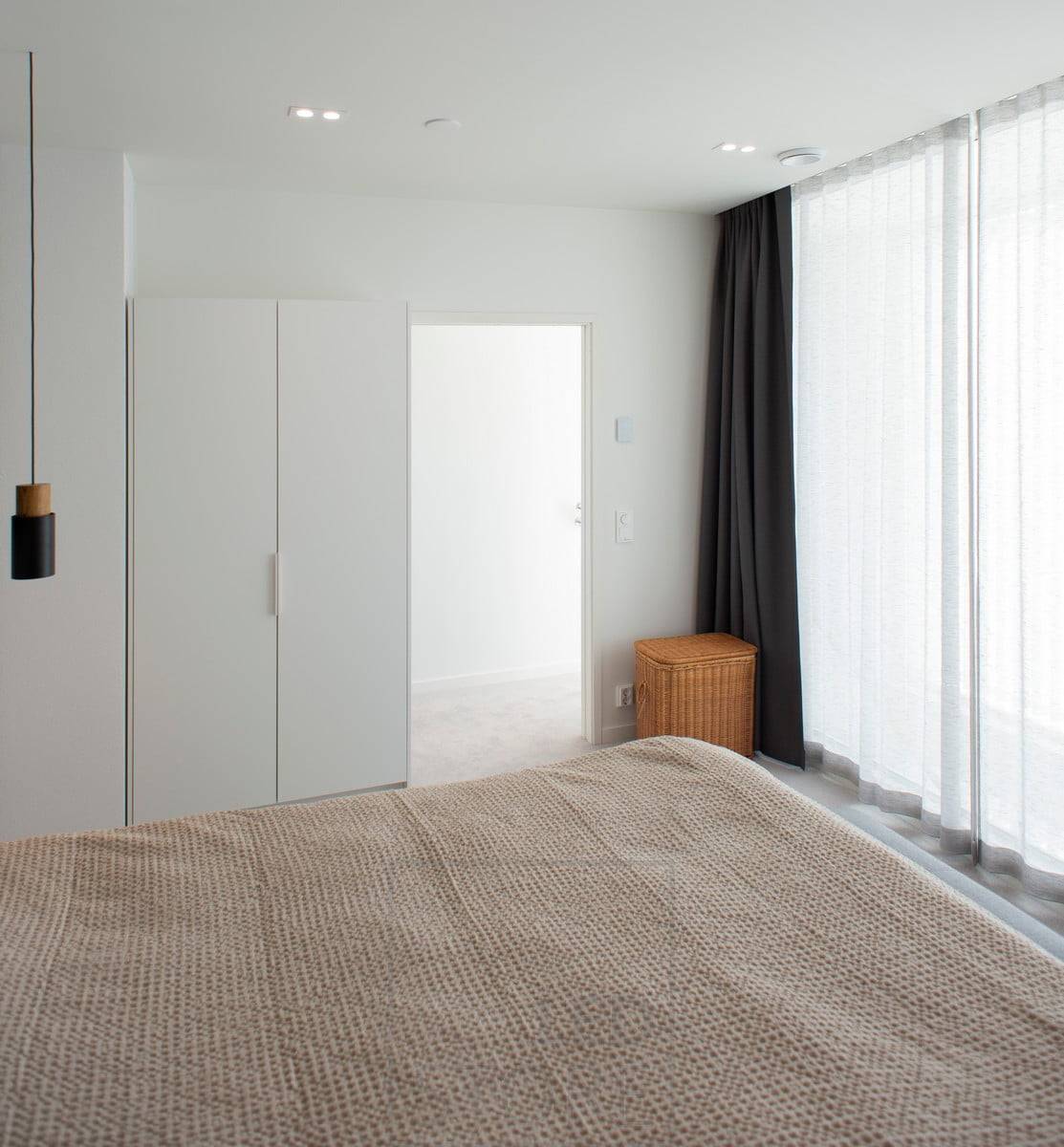 Spotlighting im Schlafzimmer. Die verwendeten Strahler sind runde, weiße, solide 023er Strahler. Ledstore.fi