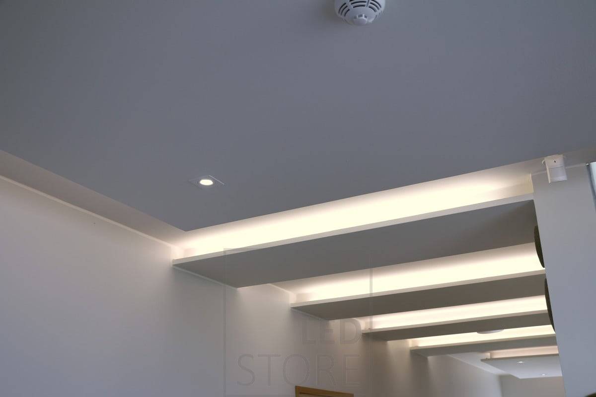 Decken-Downlights mit LED-Streifen, Beleuchtung schafft Lichtstimmung im Raum. Ledstore.fi
