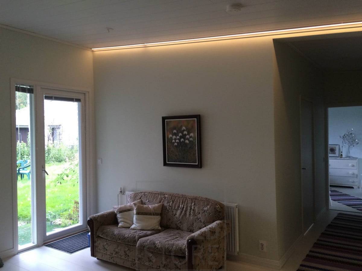Led-Bänder an den Rändern des Raumes, um das Wohnzimmer mit stimmungsvollem Licht zu beleuchten. Ledstore.fi