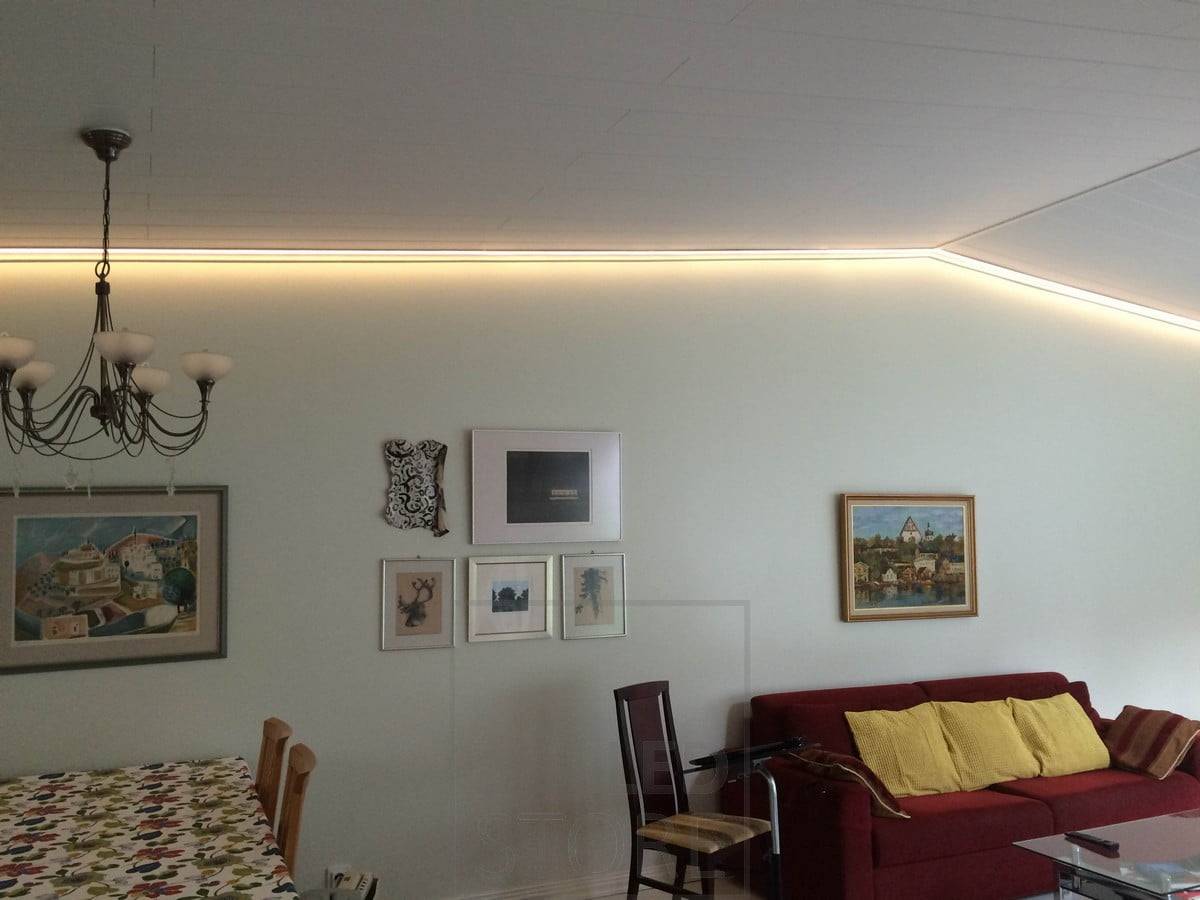 Ein LED-Band an den Rändern des Raumes erhellt das Wohnzimmer mit stimmungsvollem Licht. Ledstore.fi