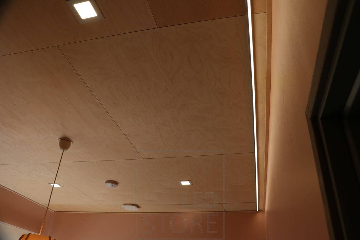 Flächenleuchten und indirektes Licht im Wohnzimmer, mit einer dekorativen Deckenleuchte in der Mitte des Raumes. Ledstore.fi