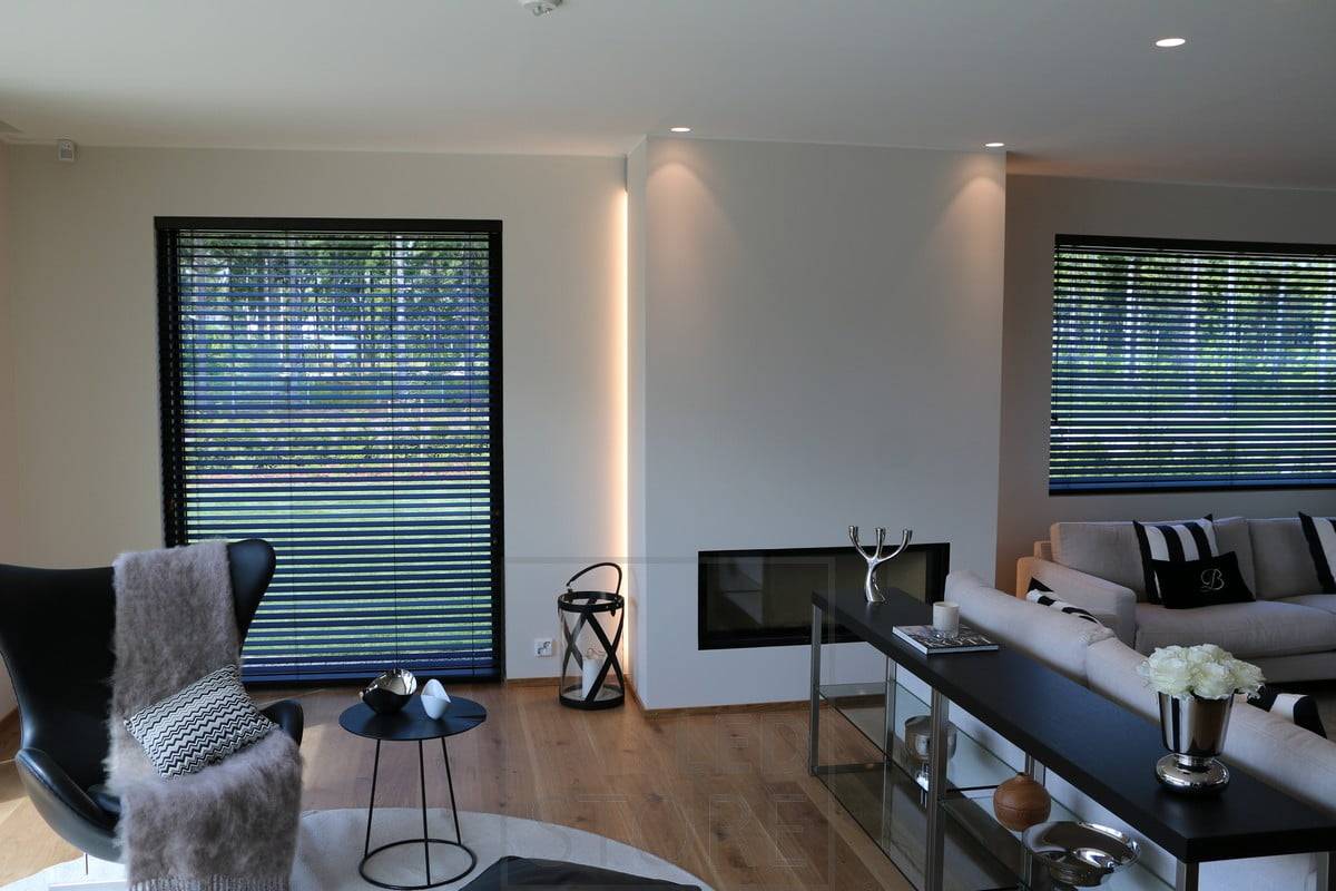 Der Kamin wird durch indirektes Licht von der Rückseite des Kamins beleuchtet. Das Wohnzimmer wird von Strahlern beleuchtet, von denen zwei neben dem Kamin platziert sind, um vor dem Kamin Akzente zu setzen. Ledstore.fi