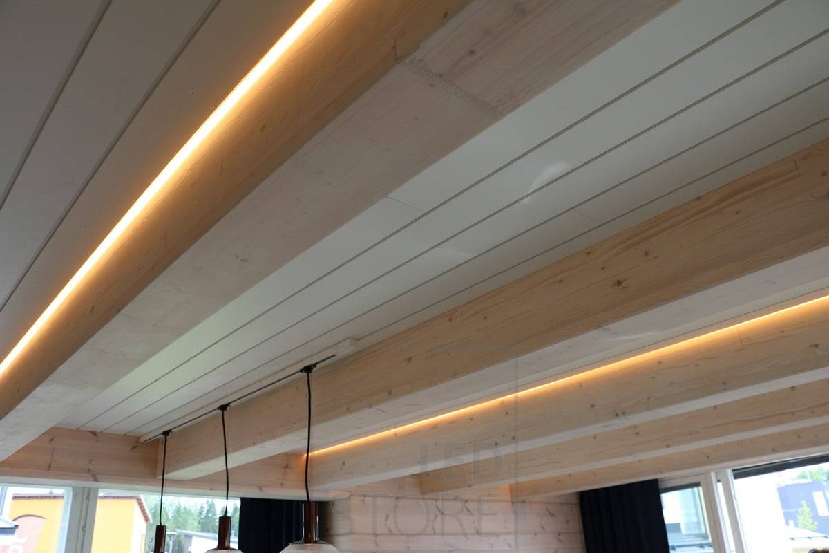 LED-Streifen an den Deckenecken und Deckenleisten, die eine stimmungsvolle Beleuchtung im Wohnzimmer schaffen. Ledstore.fi