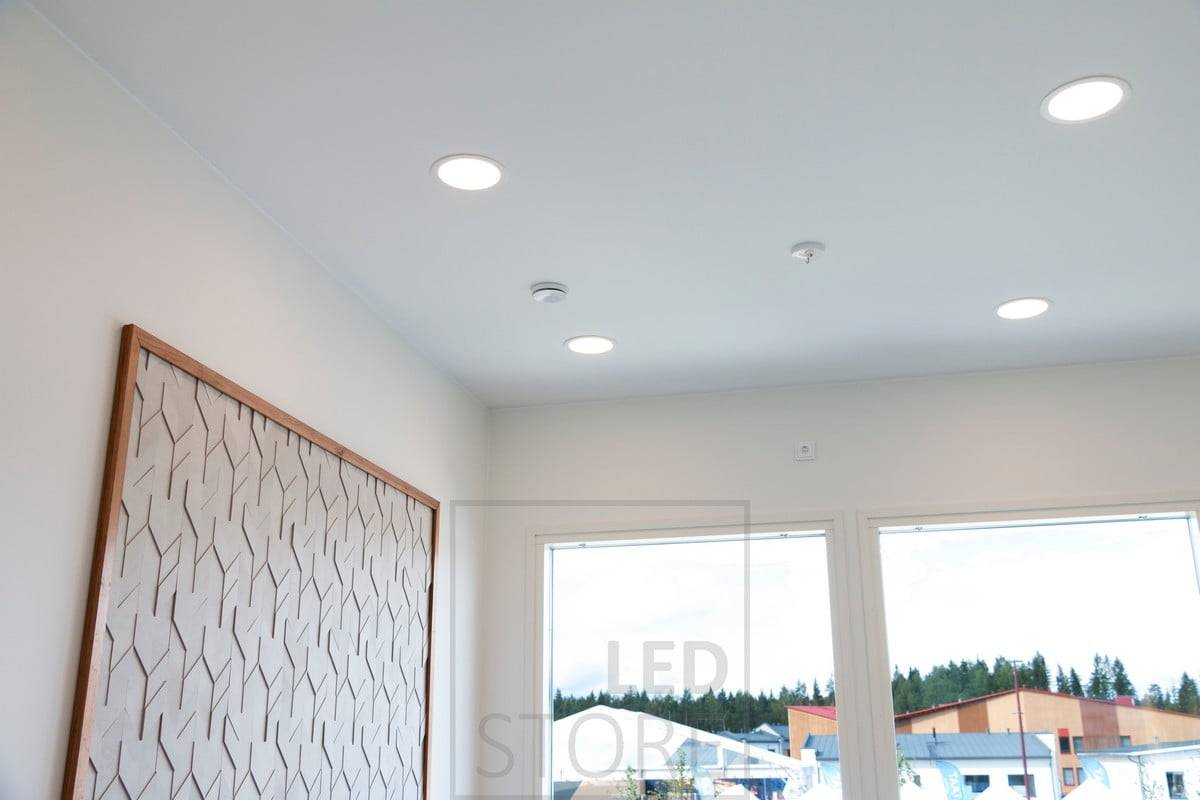 Plafondi-Leuchten in der Decke schaffen eine gleichmäßige und hochwertige Allgemeinbeleuchtung. Ledstore.fi