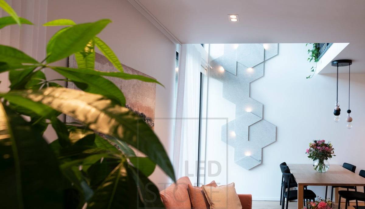 Deckeneinbaustrahler für die Allgemeinbeleuchtung des Wohnzimmers sowie dekorative Leuchten. Ledstore.fi