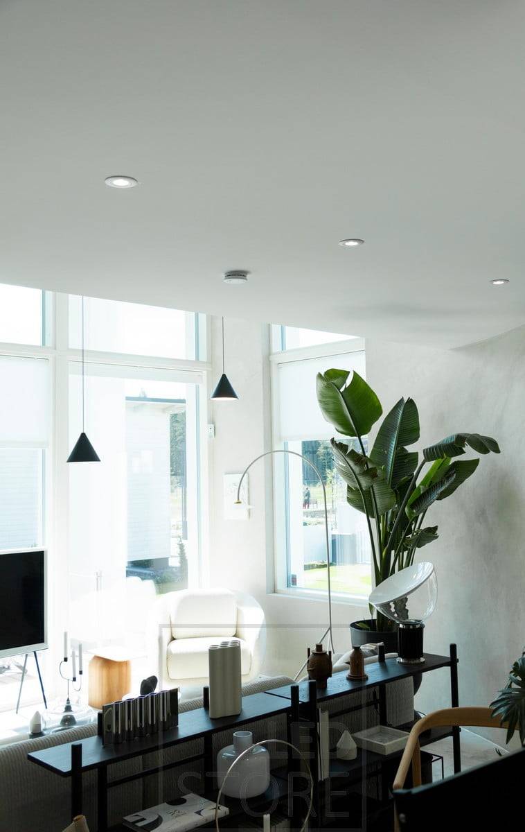 Spotlights als allgemeine Beleuchtung und hoch im Wohnzimmer im Raum einer dekorativen Lampe. Ledstore.fi