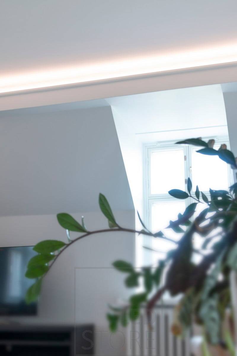 In der Decke eines Schuppens im Erdgeschoss beleuchtet ein LED-Band indirekt das Wohnzimmer, das nach oben und nach vorne gerichtet ist. Ledstore.fi