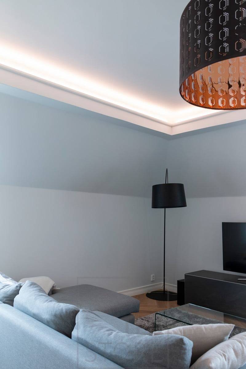 An der Decke des Schlafzimmers im Erdgeschoss beleuchtet ein LED-Band indirekt das Wohnzimmer. Ledstore.fi