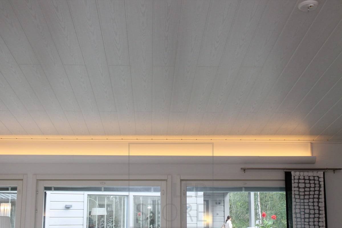 Indirektes Licht, das an die Decke gerichtet ist, um eine Atmosphäre im Wohnzimmer zu schaffen. Die Leuchte hat einen warmen 3000K Farbton. Sie finden auch viele andere Optionen in unserem Sortiment. Ledstore.fi