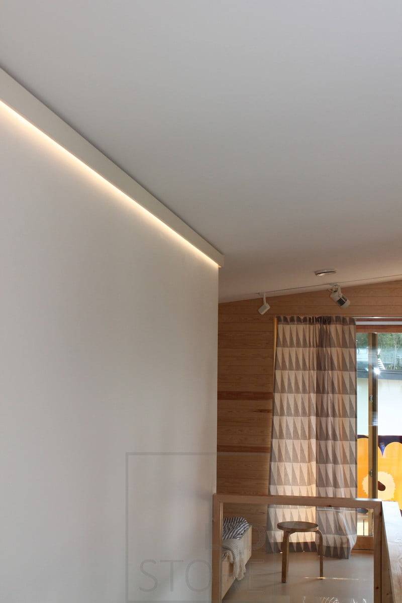 Hinter der Zierleiste beleuchtet eine LED-Leiste die Wand indirekt mit weichem Licht. Ledstore.fi