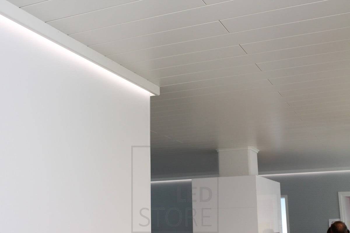 Hinter der dekorativen Leiste beleuchtet eine LED-Leiste das Wohnzimmer indirekt durch die Wand. Ledstore.fi