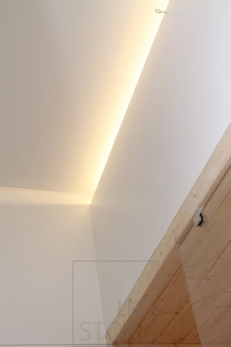 Weiches indirektes Licht, das auf die Decke gerichtet ist. Ledstore.fi