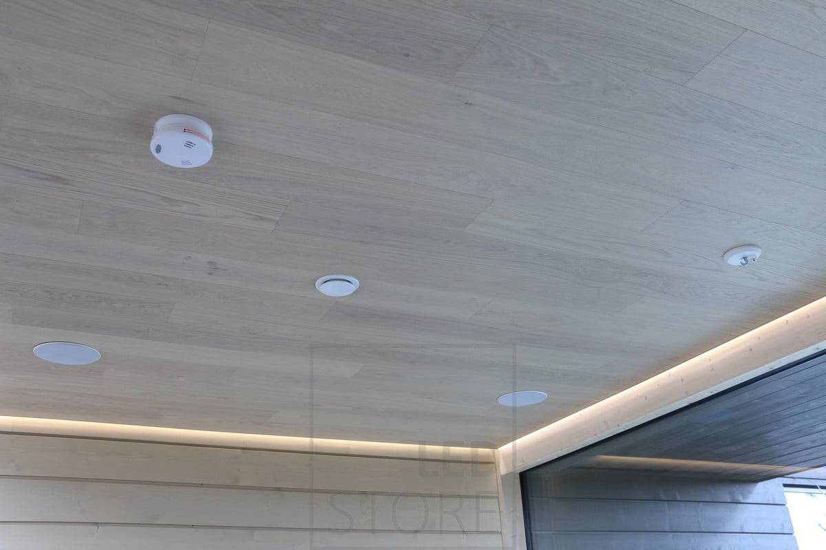 Zwischen der Decke und der Wand beleuchtet ein LED-Band das Wohnzimmer mit indirektem Licht. Ledstore.fi