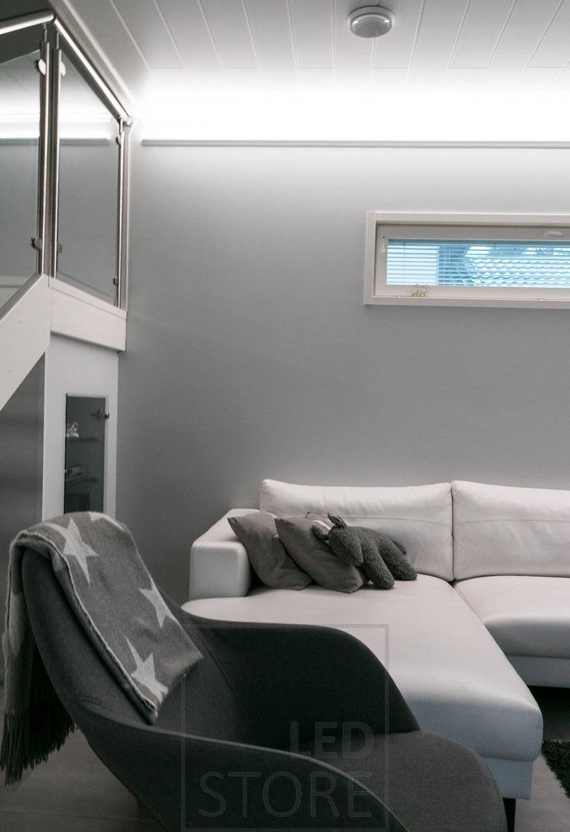 In einem unidirektionalen Profil ist der LED-Streifen zur Decke gerichtet und erzeugt ein stimmungsvolles und weiches indirektes Licht im Raum. Ledstore.fi
