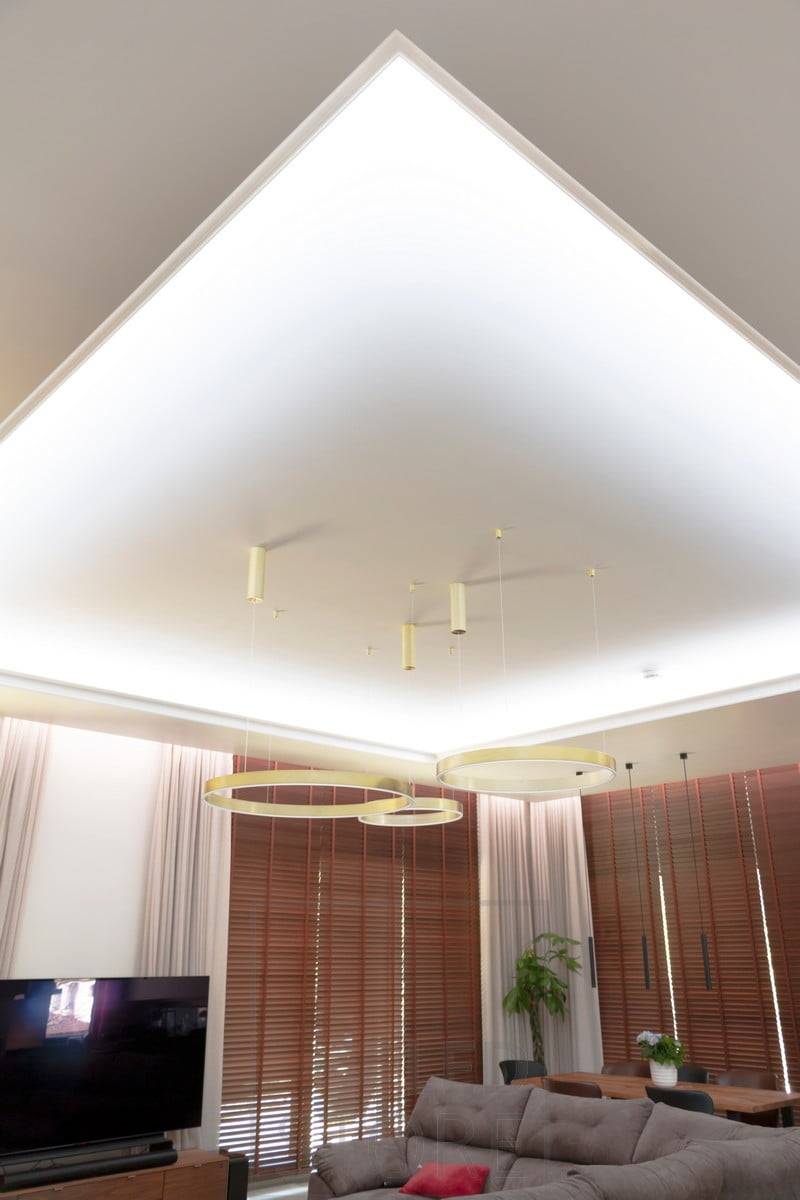 Led-Band in einem Downlight-Clip im Wohnzimmer, das zur Decke gerichtet ist und einen schönen Lichthimmel erzeugt. Ledstore.fi