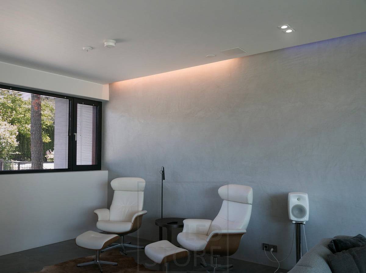 Im Wohnzimmer wird die indirekte Beleuchtung zwischen Decke und Wand mit Strahlern kombiniert. Ledstore.fi