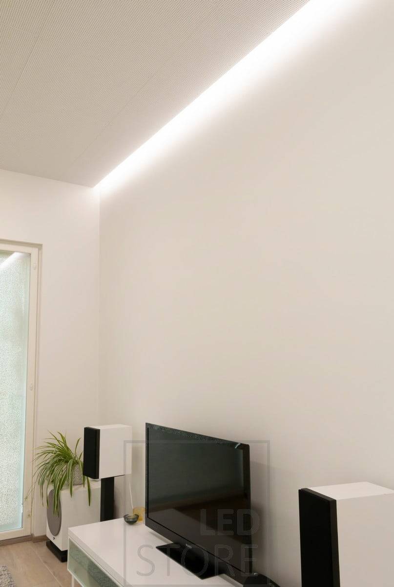Indirektes Licht zwischen Dach und Wand. Das Licht verursacht keine Reflexionen auf dem Fernsehbildschirm. Ledstore.fi