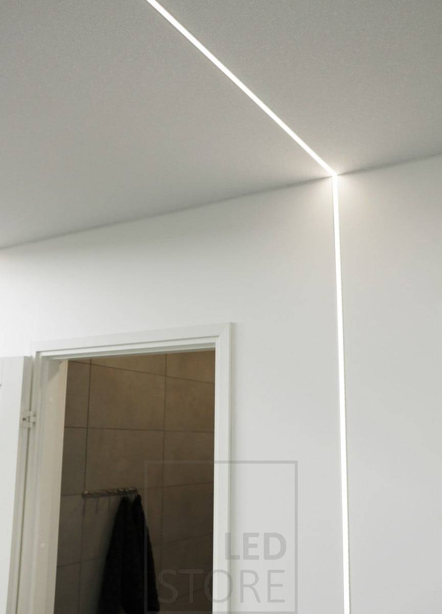 Die Vielseitigkeit des Led-Streifens wird hier gut veranschaulicht. Das Led-Band, das auf einem Unterputzprofil montiert ist, läuft von der Decke bis zur Wand. Ledstore.fi