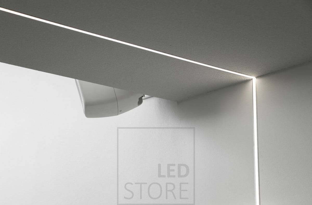 Led-Leiste, die auf einem flächenbündigen Profil montiert ist und von der Decke bis zur Wand reicht. Ledstore.fi