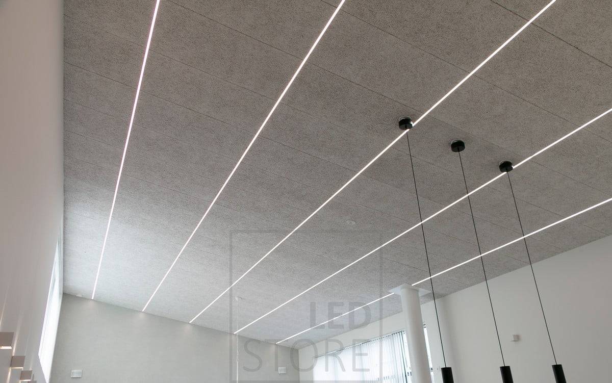 In der Decke des Wohnzimmers wurden LED-Streifen über die gesamte Länge des Raumes installiert, die eine angenehme und gleichmäßige Allgemeinbeleuchtung und ein modernes Aussehen schaffen. Ledstore.fi