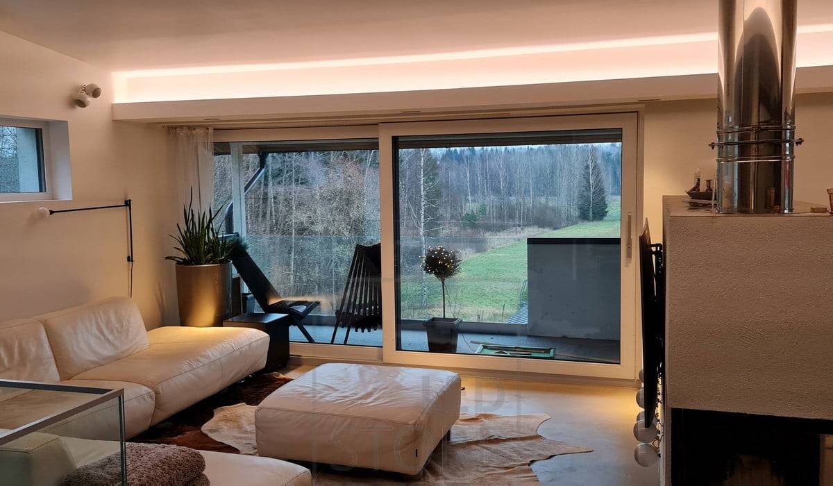 Ein LED-Streifen an der Unterseite der Box beleuchtet das Wohnzimmer mit indirektem Licht. Ledstore.fi