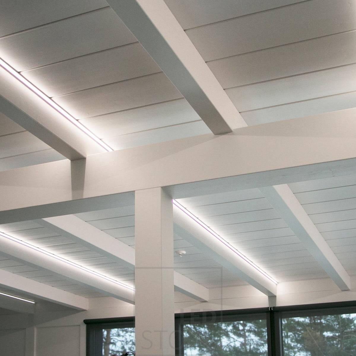 Led-Leisten, die die Balken hervorheben. Sie schaffen eine schöne und stimmungsvolle Beleuchtung, die auch die Architektur des Raumes hervorhebt. Ledstore.fi