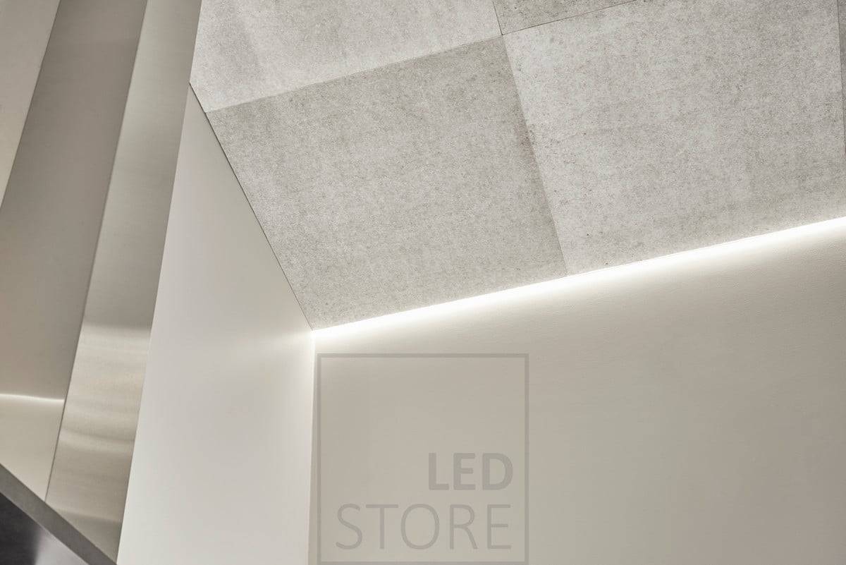 Von der Decke bis zur Wand montierte LED-Leiste für indirekte Stimmungsbeleuchtung im Wohnzimmer. Ledstore.fi