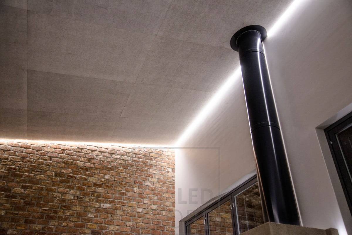 Weiches, indirektes Stimmungslicht an der Decke des Wohnzimmers. Ein LED-Lichtband zirkuliert in einer Nut zwischen Decke und Wand im Raum. Ledstore.fi