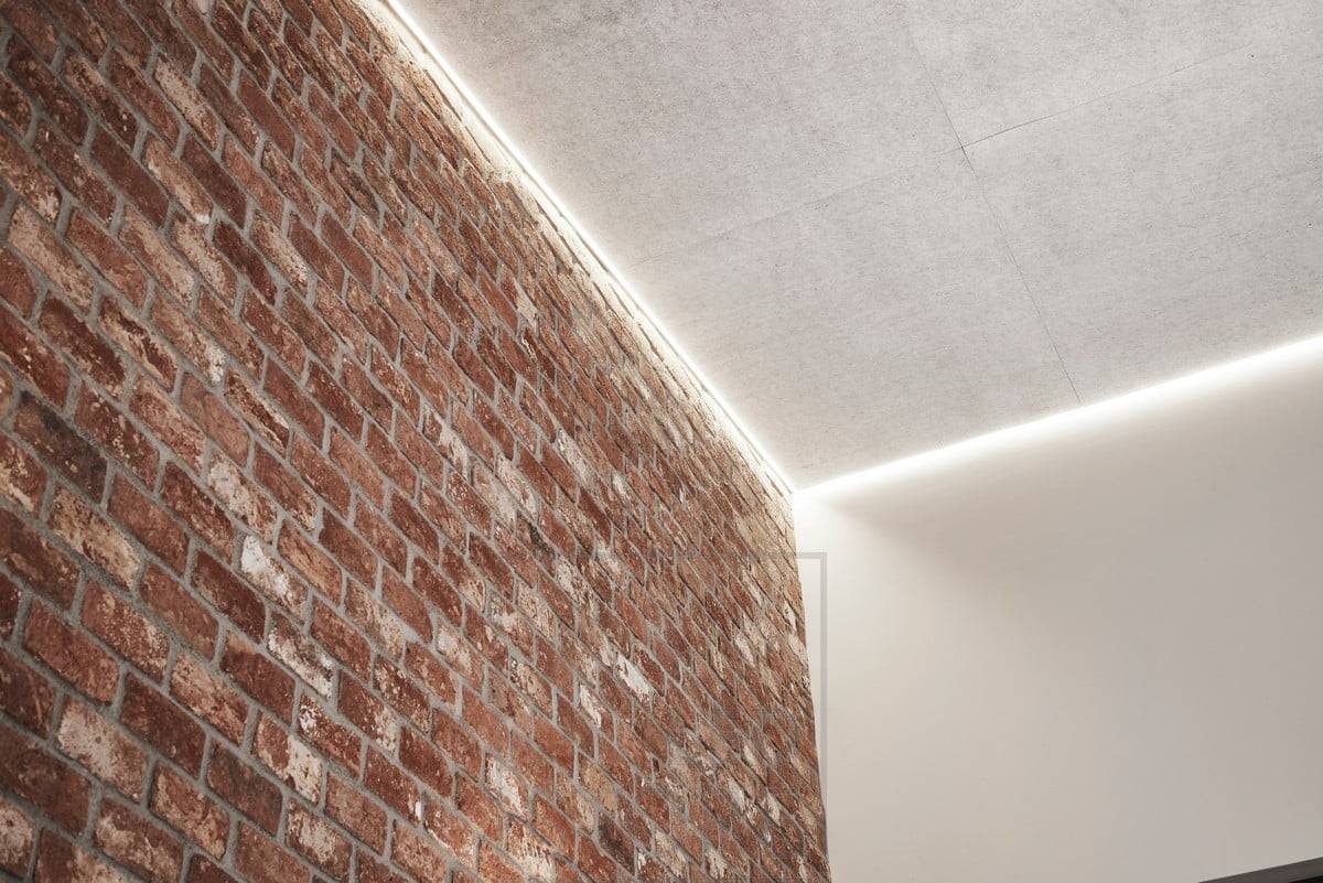 Im Wohnzimmer sorgt ein LED-Band zwischen Decke und Wand für indirektes Stimmungslicht. Ledstore.fi