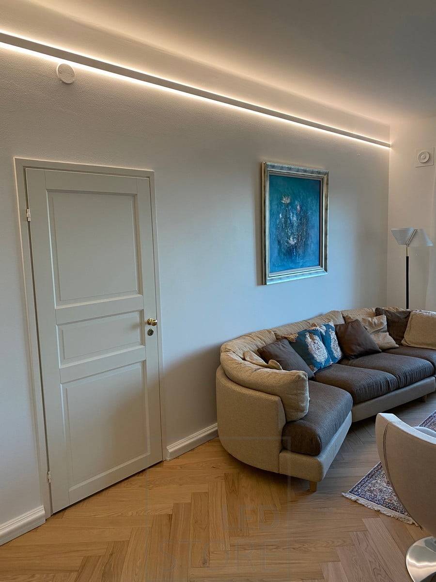 Im Wohnzimmer, ein in zwei Richtungen beleuchtetes Profil an der Wand, das Licht wird indirekt durch die Wand beleuchtet. Ledstore.fi