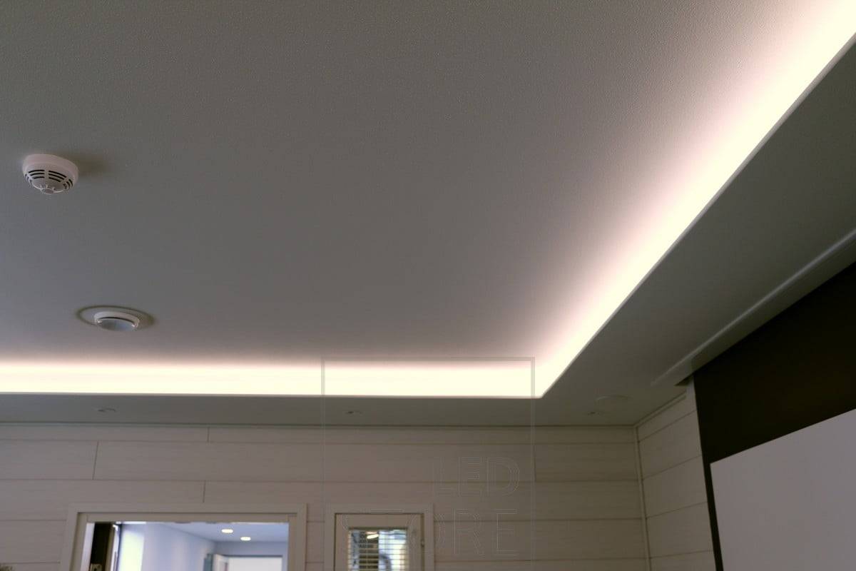 Indirektes, weiches Licht von einem Downlight-Flügel ins Wohnzimmer. Das Licht ist stimmungsvoll und nicht blendend. Wenn sich das Downlight an der Seite des Raums befindet, wird der Raum nicht platt, sondern wirkt höher. Ledstore.fi