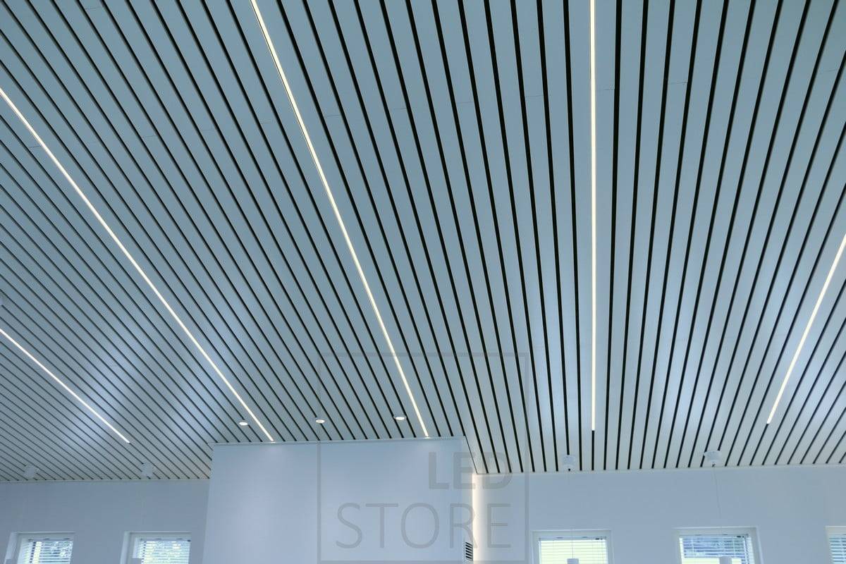 Led-Profile, die zwischen den Leisten platziert sind und einen schönen und minimalistischen Abschluss bilden. Ledstore.fi