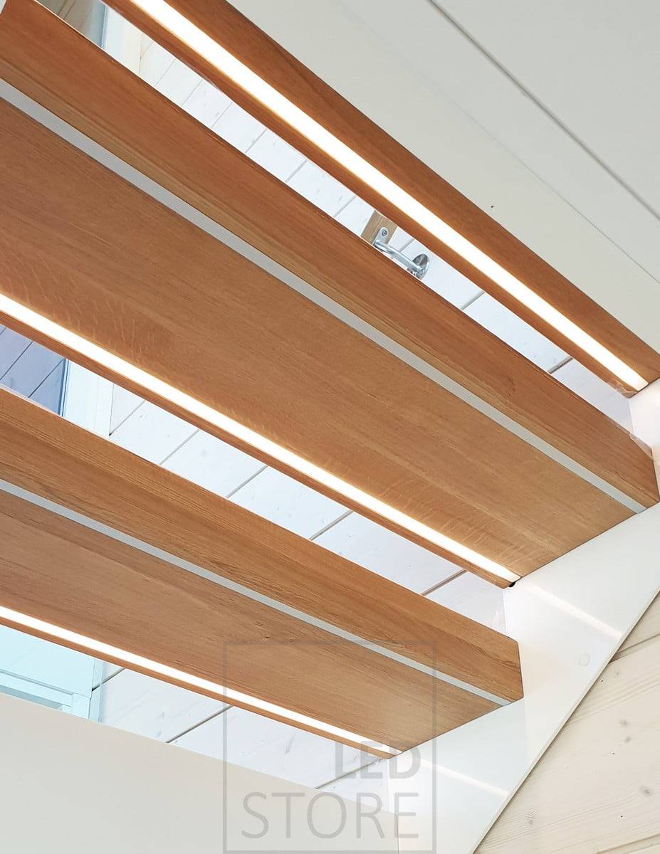 In die Stufen der Treppe eingefräste LED-Streifen beleuchten die Stufen mit einer schönen Stufenbeleuchtung. Ledstore.fi