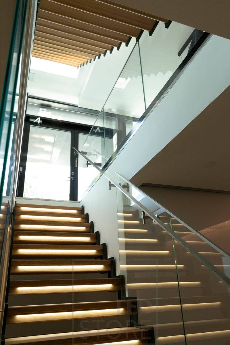Atmosphärische und weiche Beleuchtung auf der Treppe in Form von Stufenbeleuchtung. Ledstore.fi