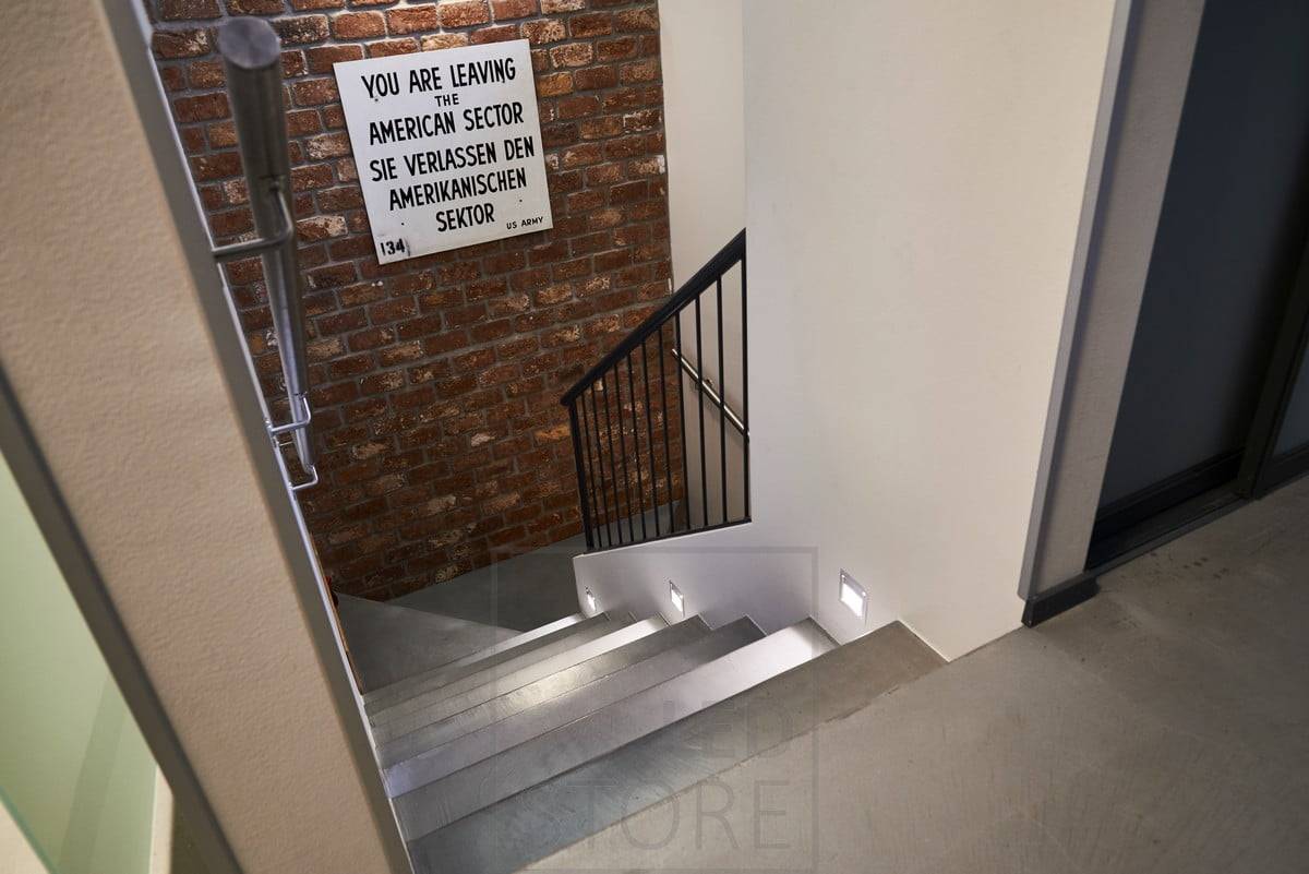 Weiches, indirektes Licht in Stufen mit In-wall-Wandleuchten. Ledstore.fi