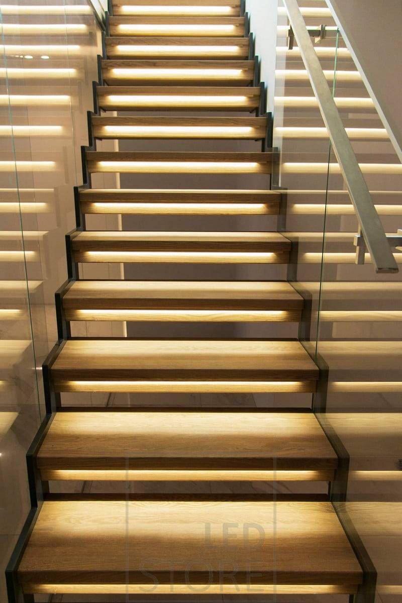 Treppe mit LED-Streifen auf den Stufen, um die Treppe stimmungsvoll zu beleuchten. Ledstore.fi