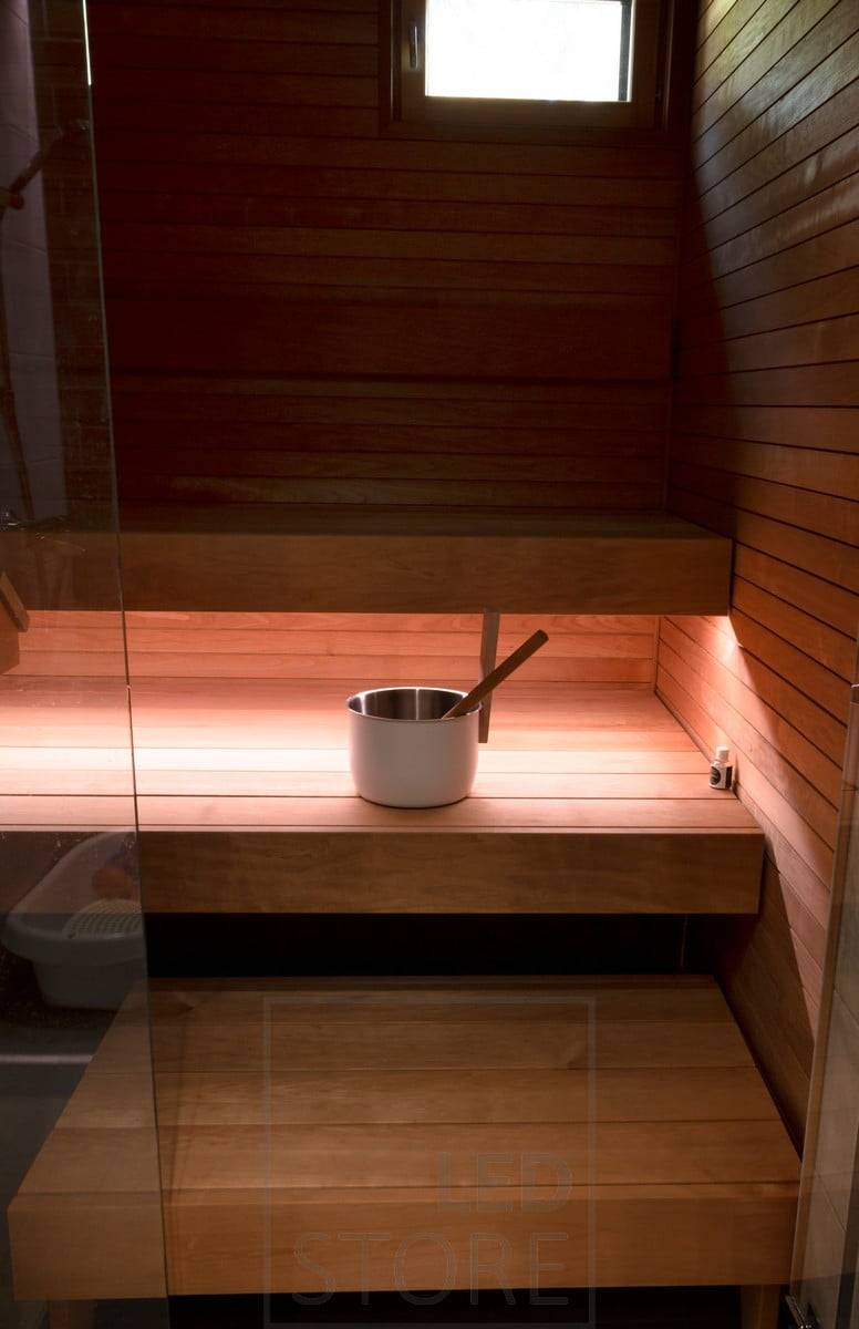 Sauna mit LED-Band unter der Sitzbank