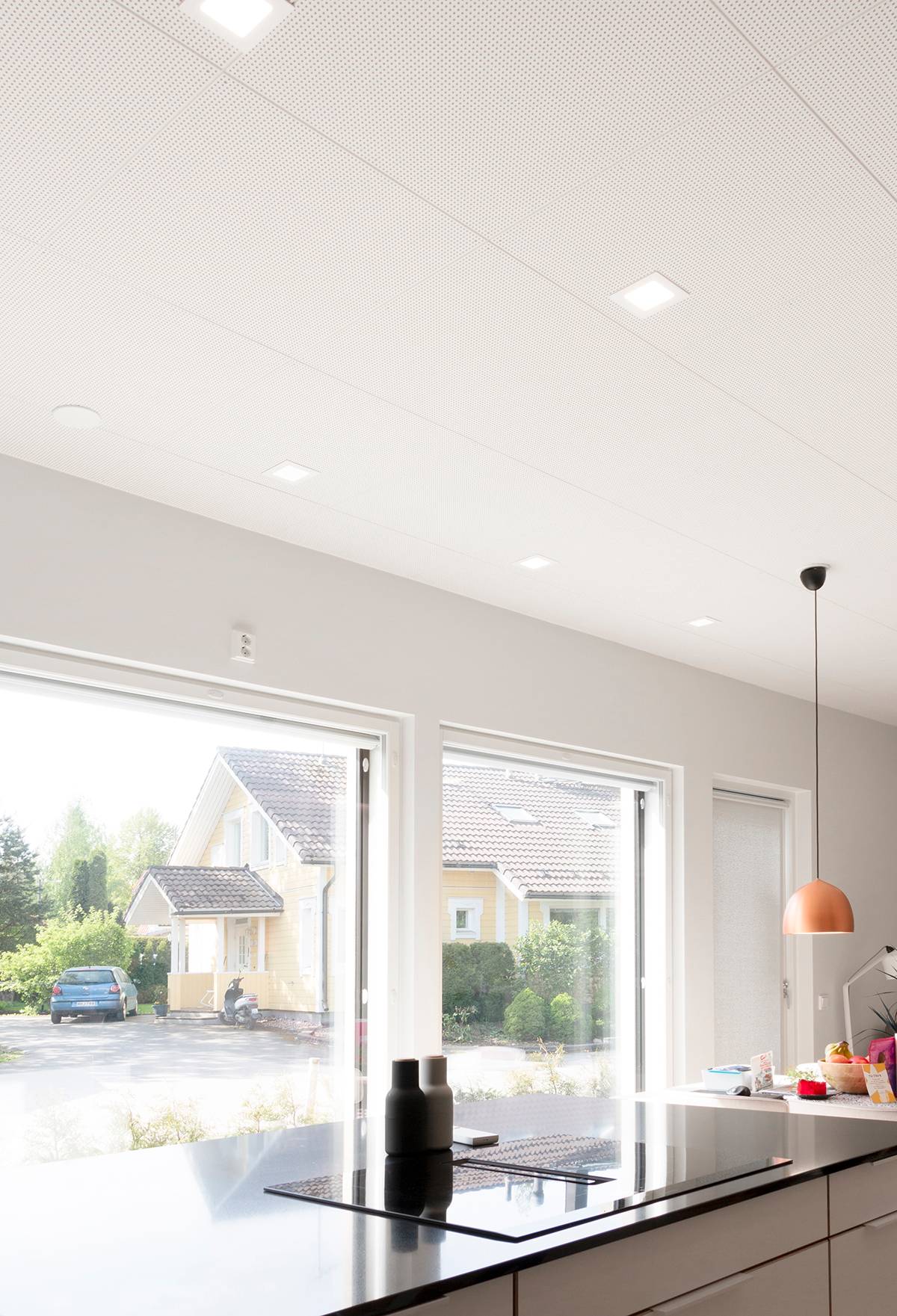 LED STORE Schild mit grünem Hintergrund und einem weißen Quadrat in fetten Großbuchstaben für energieeffiziente Beleuchtungslösungen.