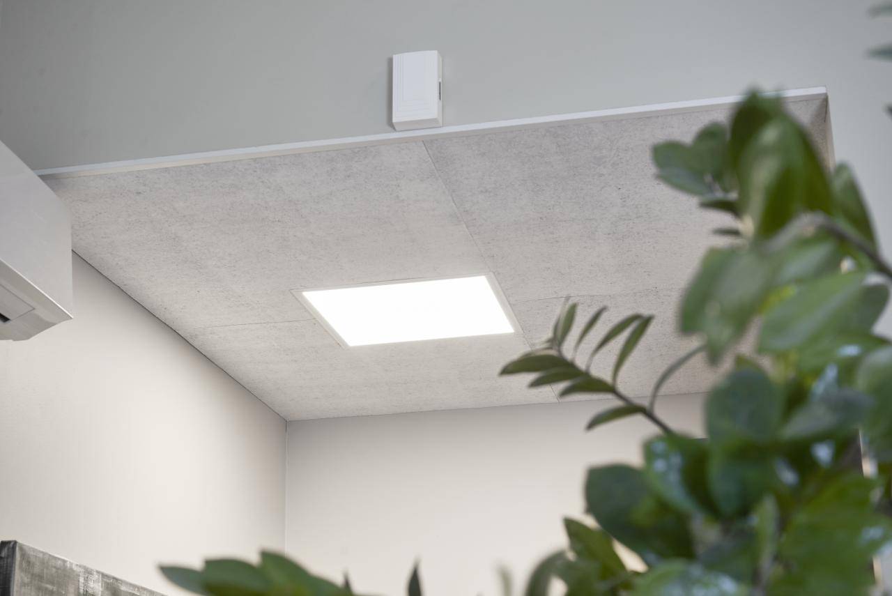 LED STORE Logo mit weißem Text auf grünem Hintergrund, Umriss eines weißen Quadrats in der Mitte, das energieeffiziente LED-Beleuchtungslösungen darstellt.