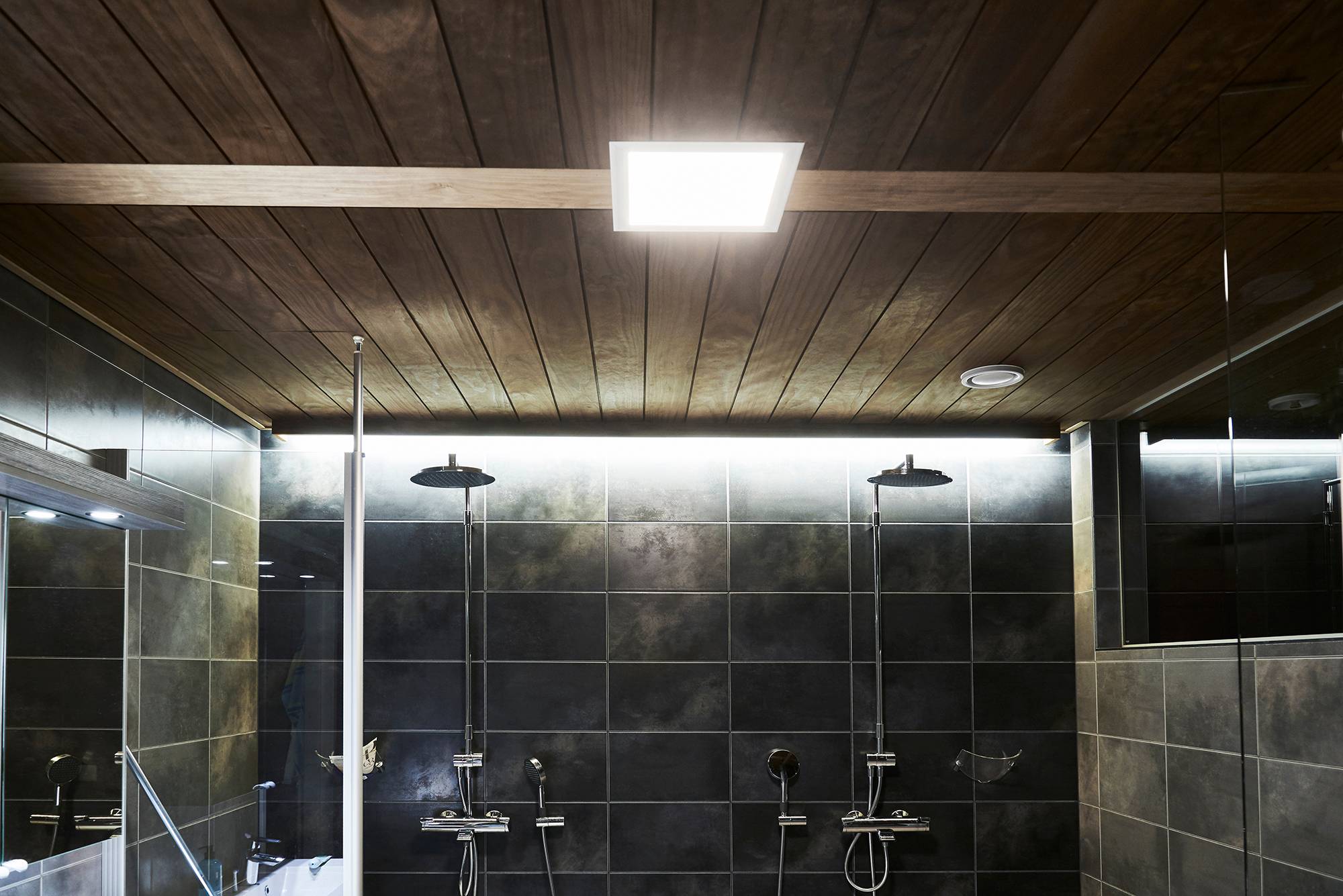 Paneelleuchte für das Badezimmer, kombiniert mit einer indirekt montierten LED-Leiste. Ledstore.fi