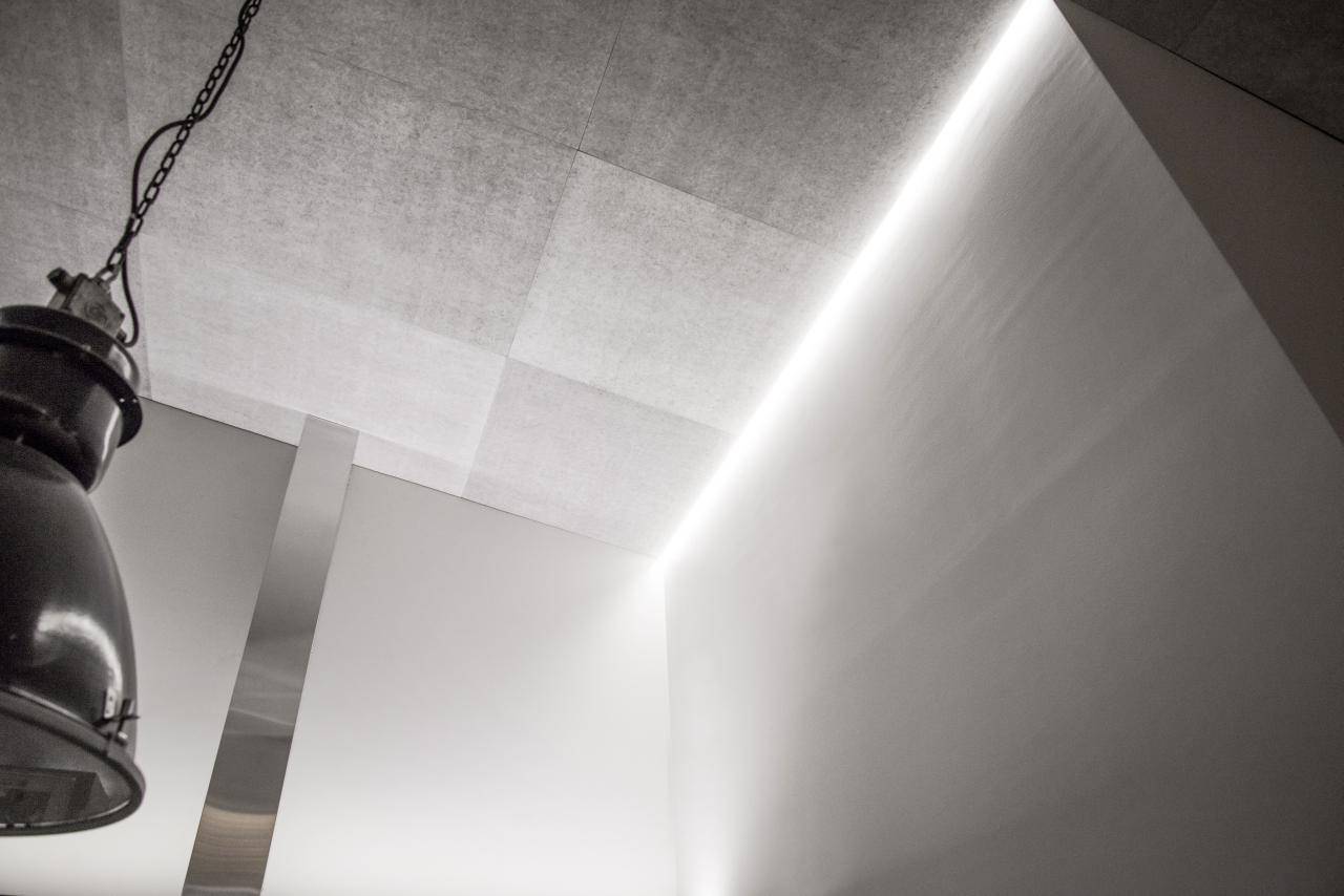 Grüner Hintergrund, weißes Quadrat in der Mitte, 'LED STORE' in gestapelten weißen Großbuchstaben für LED-Beleuchtungsgeschäft.