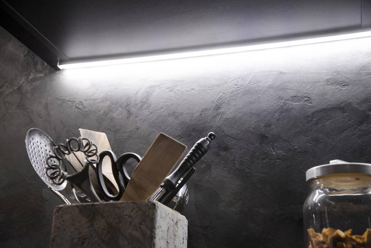 Grüner Hintergrund und weißes Quadrat mit "LED STORE" in fetten Großbuchstaben, die energieeffiziente Beleuchtungslösungen hervorheben.