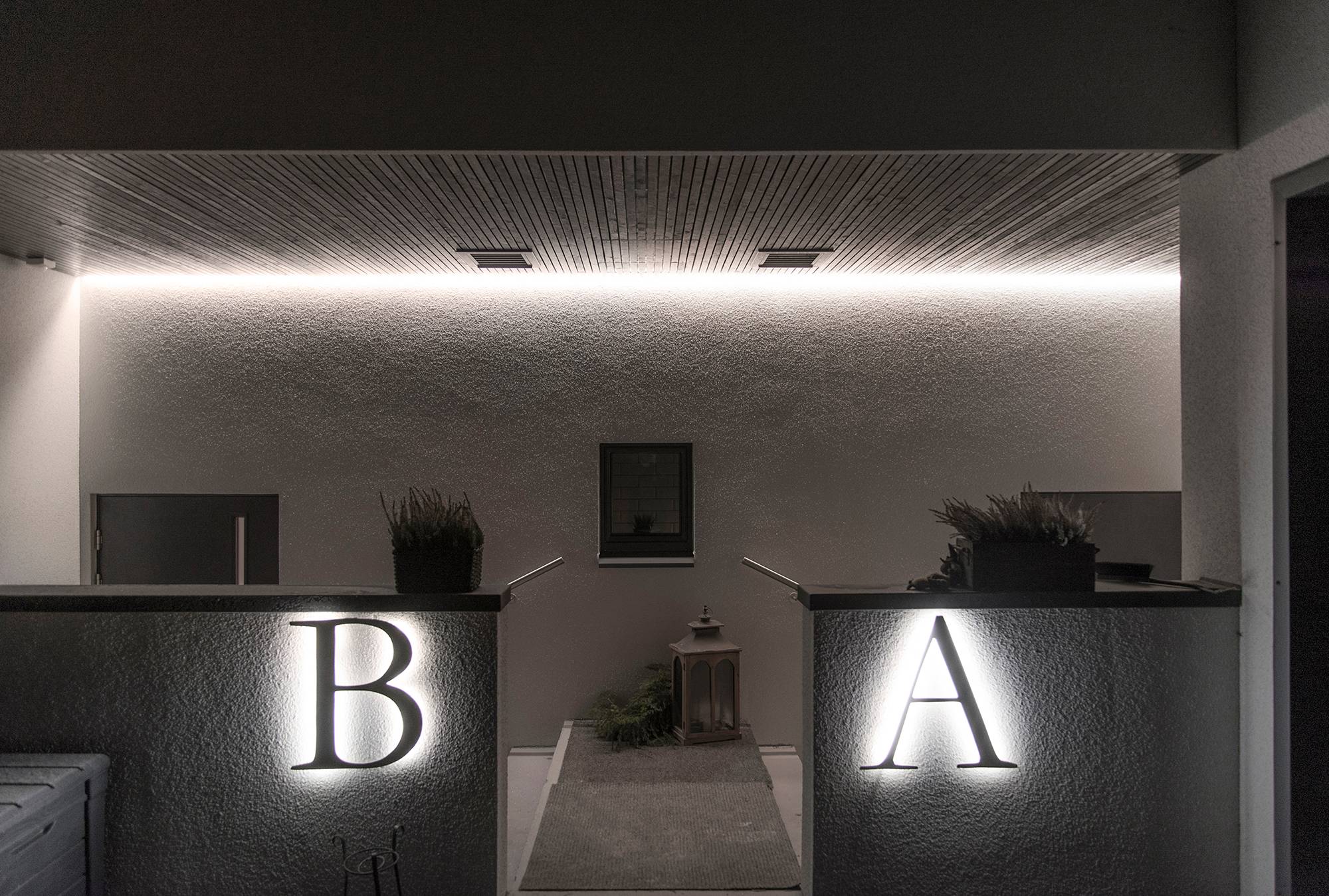 Die Außenbuchstaben der Häuser sind mit LED-Streifen beleuchtet und der Eingang wird durch einen indirekt beleuchteten LED-Streifen beleuchtet. Ledstore.fi