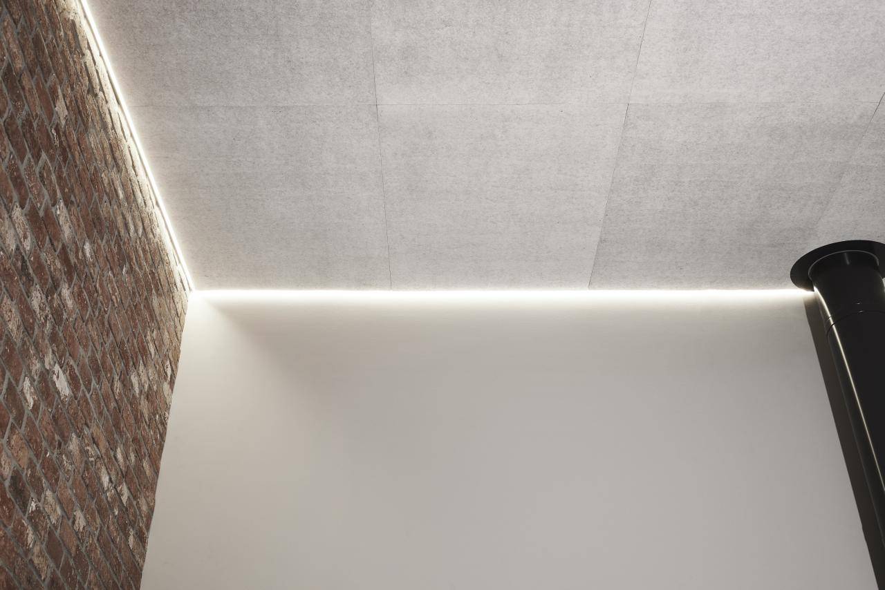 Logo eines LED-Beleuchtungsgeschäfts: weißes Quadrat mit fettgedrucktem weißem Text 'LED STORE', der vertikal auf einem grünen Hintergrund angeordnet ist. Umweltfreundliche Beleuchtung.