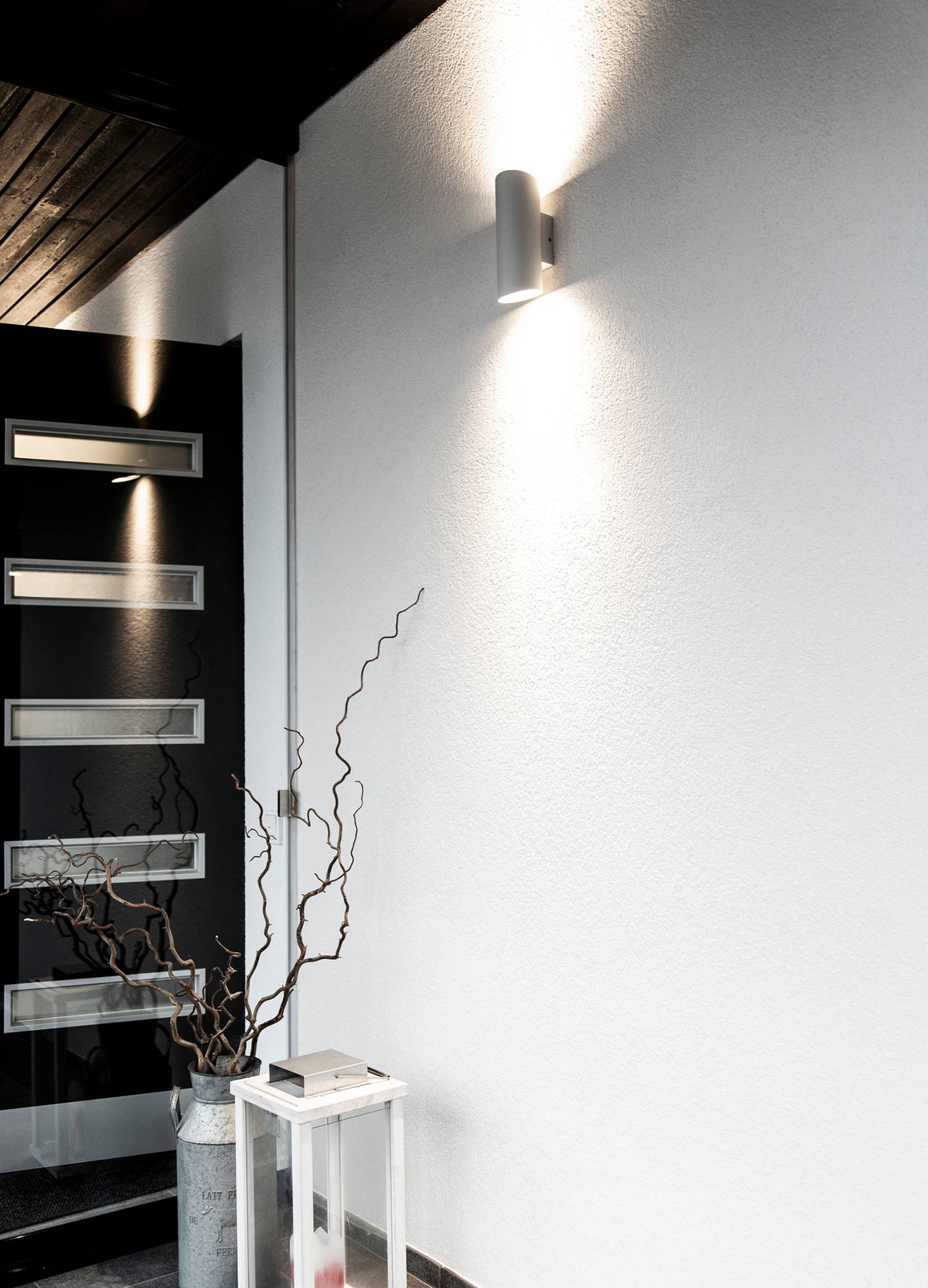Bidirektionale Außenleuchte Viisto in Weiß. Auch in Schwarz und als Einwegversion erhältlich. Ledstore.fi