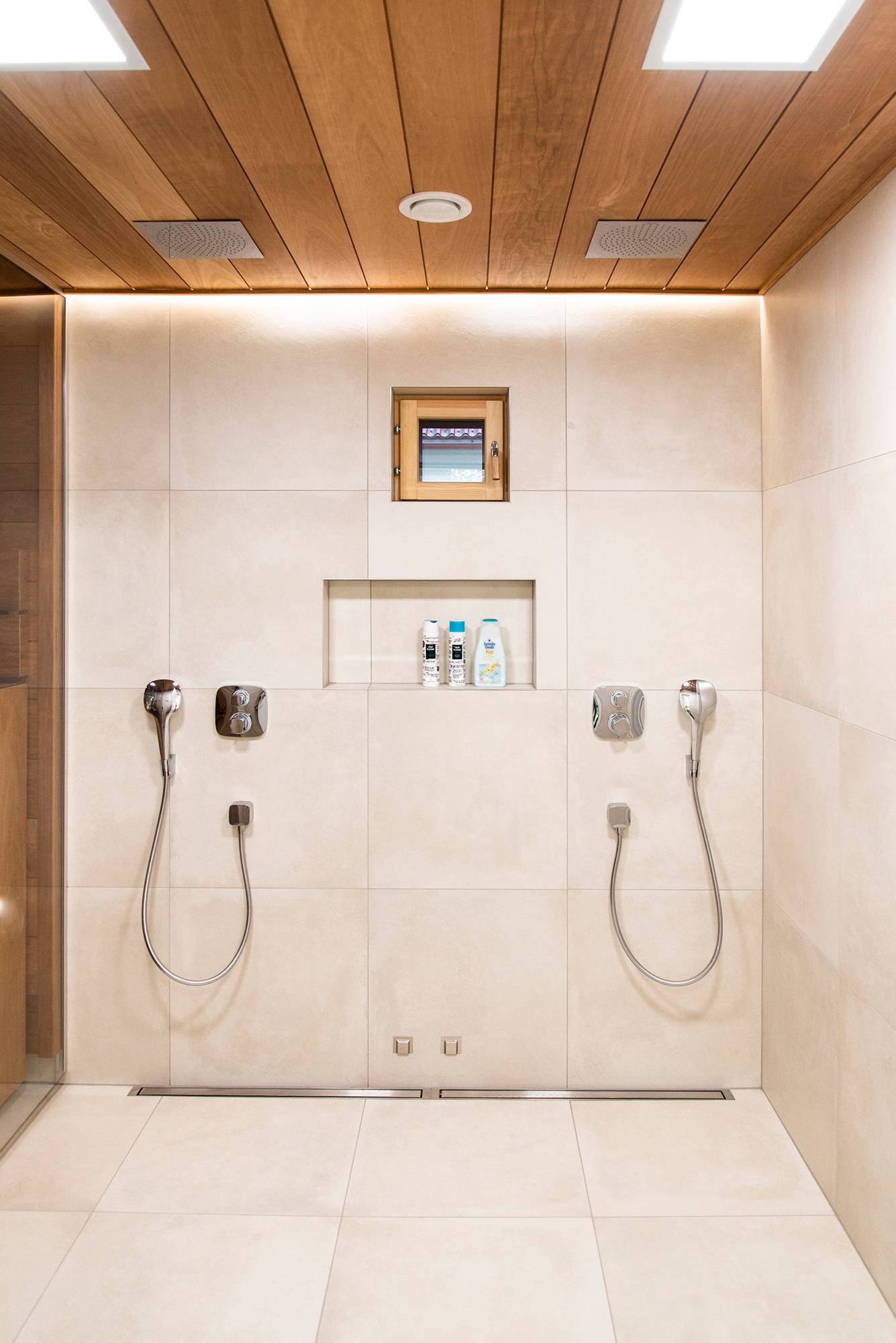 Im Waschraum wurden zwei Paneelleuchten mit einer LED-Leiste hinter der Dusche kombiniert. Ledstore.fi