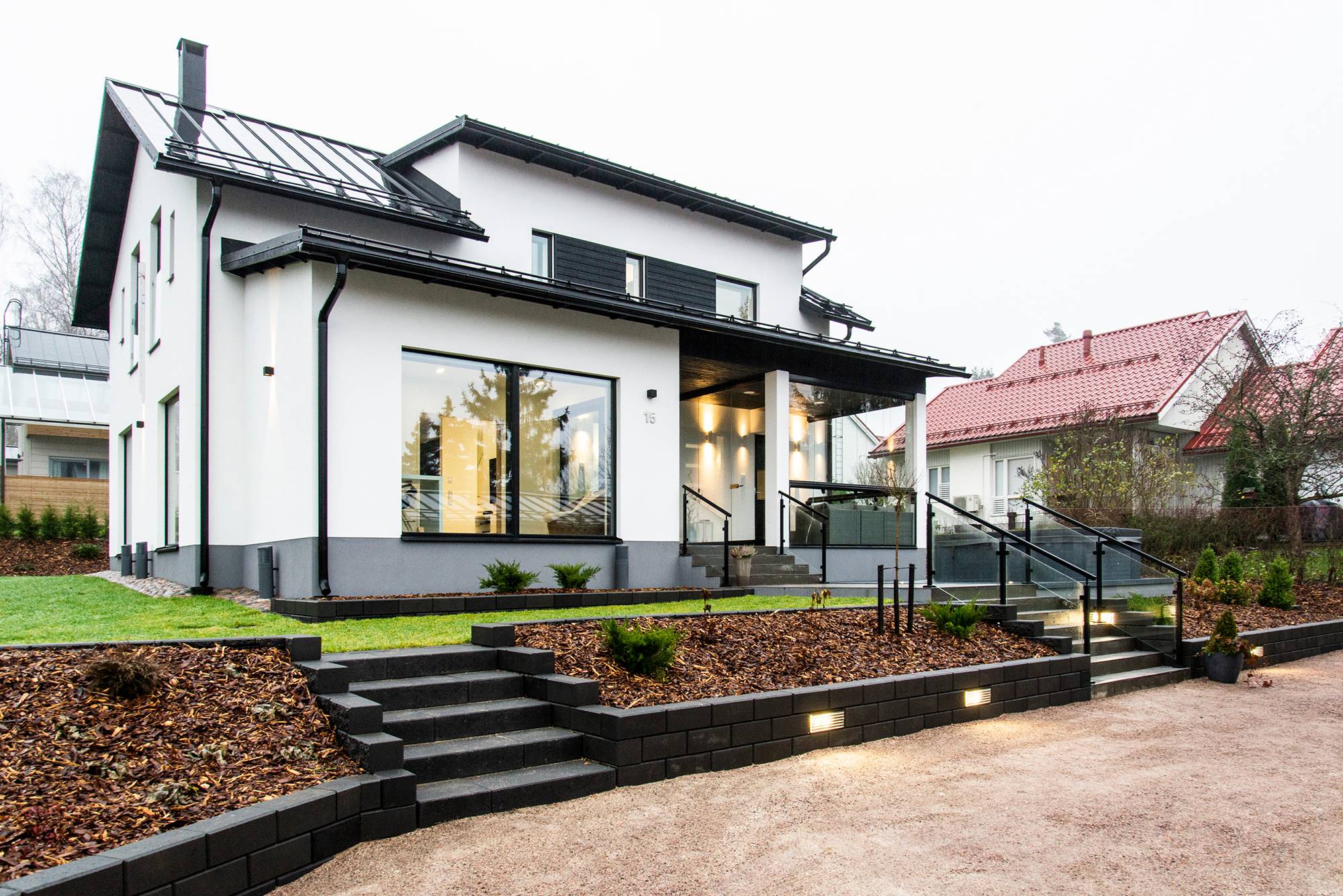 Außenbeleuchtung auf der Terrasse mit bidirektionalen Wandleuchten, Einbaulampen in der Wand. Ledstore.fi