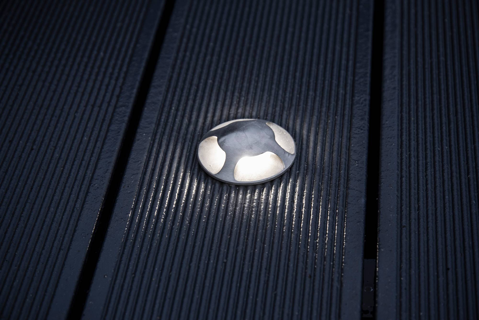 Das Licht wird von der Öffnung in der Leuchtenabdeckung aus horizontal in vier Richtungen gelenkt, so dass diese Leuchte ideal für die Auskleidung von Gehwegen ist. Widerstandsfähig gegen Seewasser und Umkippen. Ledstore.fi